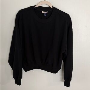 Universal Thread Black Crewneck Pullover Sweatshirt
